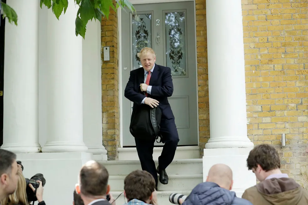 Boris Johnson møter pressen på vei ut fra sitt hjem sør i London fredag i forrige uke. Det var før krangelen med kjæresten ble hovednyheten i Storbritannia.