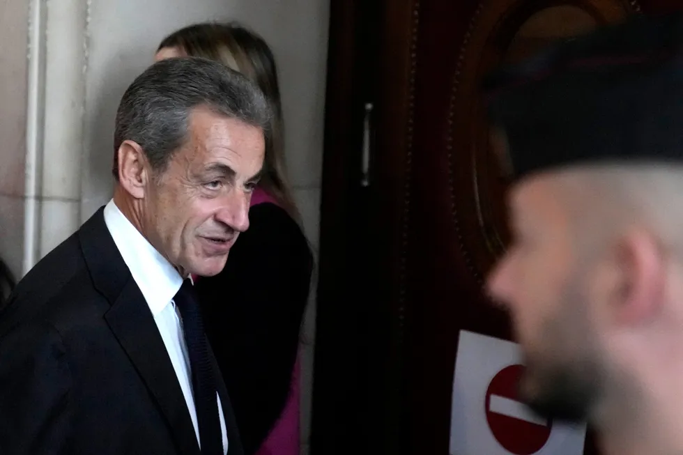 Korrupsjonsdommen mot tidligere president Nicolas Sarkozy opprettholdes. Bildet er fra da han ankom retten i desember i fjor.