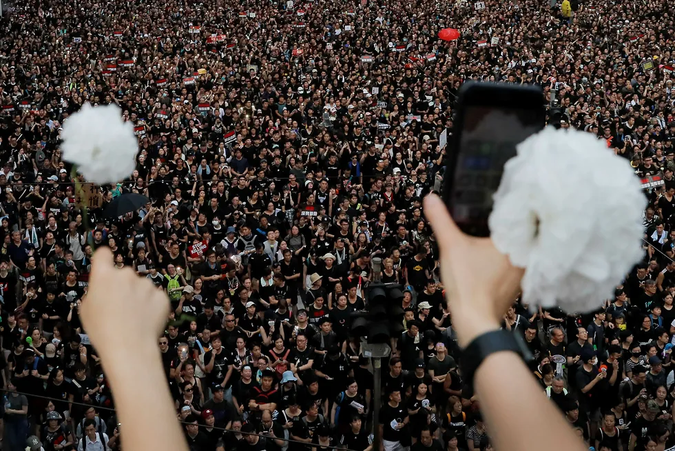 Aldri tidligere har flere mennesker demonstrert i Hongkong enn på søndag. I Kina blokkeres alt av nyheter, bilder, videoer – og sanger – i statseide medier og på sosiale medier.