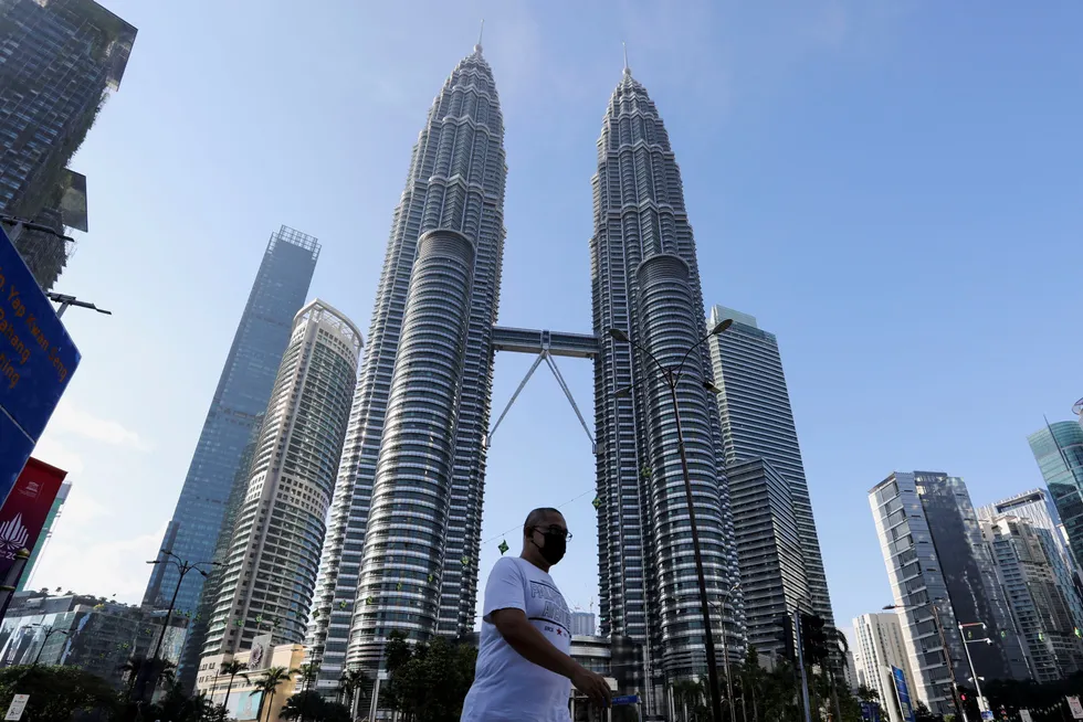 Det malaysiske statlige oljeselskapet Petronas' hovedkvarter i Kuala Lumpur. En Aker Solutions-direktør er siktet for å ha skaffet lisenser fra Petronas med uriktige dokumenter.