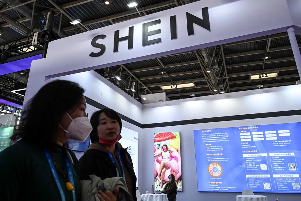 Hurtigmoteselskapet Shein planlegger børsnotering i USA. Amerikanske politikere er skeptiske til selskapet. Nå kan det ende opp ved London-børsen. Her fra China International Supply Chain Expo i Beijing.