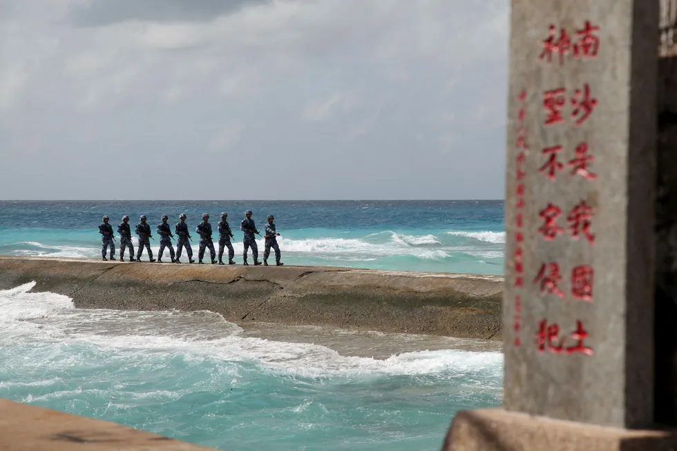 Med den norske regjeringen bundet til den kinesiske masten vil neppe Beijing være nådig om Norge støtter USA i Sør-Kina-havet, skriver artikkelforfatteren. Her patruljerer kinesiske soldater på de omdiskuterte Spratlyøyene i Sør-Kina-havet. Foto: China Stringer Network/Reuters/NTB Scanpix