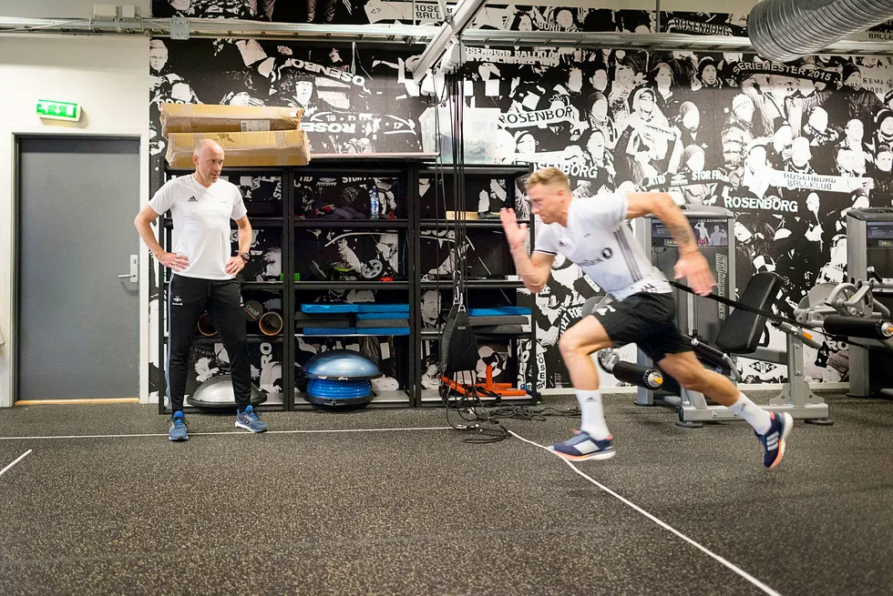 Olympisk mester Vebjørn Rodal bistår Rosenborg med tanke på å få spillerne til å løpe kjappest mulig til dit ballen til enhver tid er. Her rykker Alex Gerbach til med vekter på slep. Foto: Øystein Lie