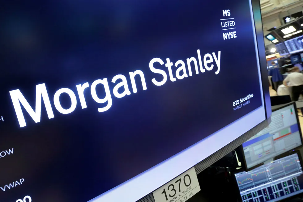 Logoen til meglerhuset Morgan Stanley lyser opp over en arbeidstasjon på New York-børsen.