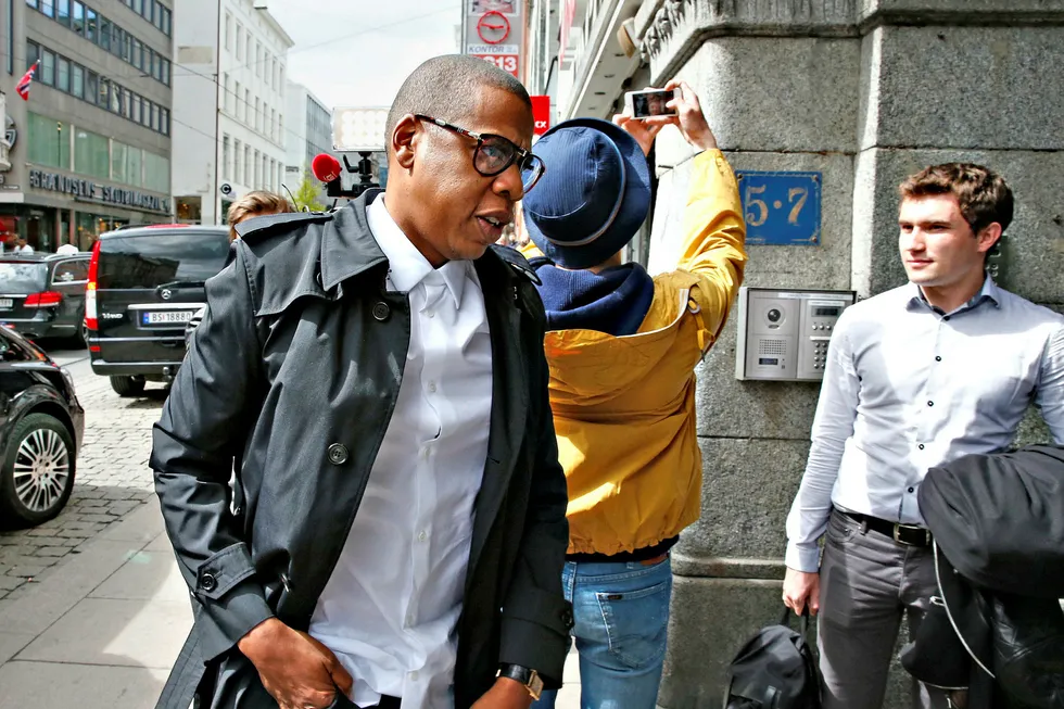 På Grensen. Jay Zs besøk på Oslo-kontoret i mai 2015 ble et mareritt for vip-sjåføren. Han hadde glemt å låse bakdøren, som fansen fikk åpnet. Med døren åpen skjøt bilen av gårde fra hylende fans. På innsiden satt Jay Z og en forskrekket Beyoncé bak store, mørke solbriller. Foto: Trond Solberg/VG/NTB Scanpix