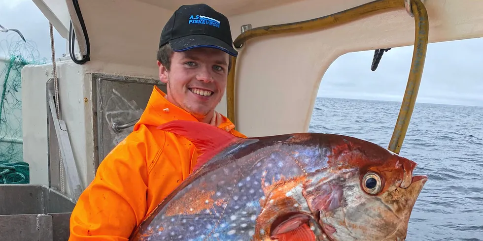 Fisker Øystein Færestrand (36) og lærling Marius Borgund (19) (bildet) fikk et uvant syn i garnet ved Kråkenes fyr i Vestland.