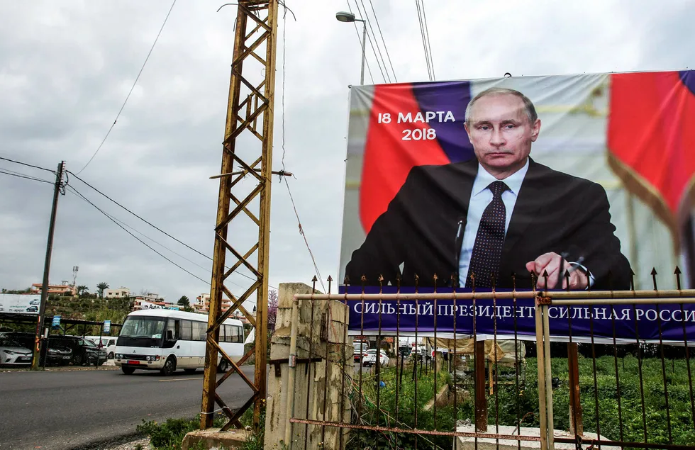 Bildet er tatt i Tyre i Libanon og viser en valgkamplakat for Vladimir Putin, rettet mot russiske borgere i området og valget 18. mars. Foto: MAHMOUD ZAYYAT