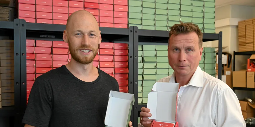 Utvikler Olav Ljøkjel (til venstre) og salgs- og markedssjef Gorm Bjørnar Karlsen i Hark Technologies lokaler i Trondheim. Her viser de fram produktene de har utviklet for to av kundene.
