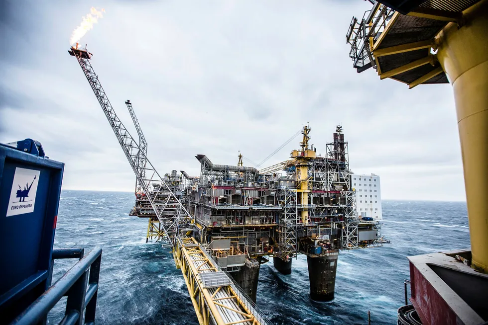 Lavere petroleumsproduksjon i Norge vil bidra til reduserte utslipp globalt, på en kostnadseffektiv måte, sier forfatteren. Her fra Oseberg. Foto: Gunnar Blöndal