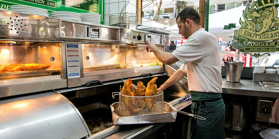 ØKER: Britene har fått smaken på norsk linefanget torsk. Eksporten av frossen torsk til UK har økt kraftig i år. Denne fisken selges hovedsaklig til de store supermarkedkjedene. Storbritannia er tradisjonelt også et veldig viktig marked for sjøfryst filet av torsk, og særlig hyse, i nasjonalretten Fish and Chips.