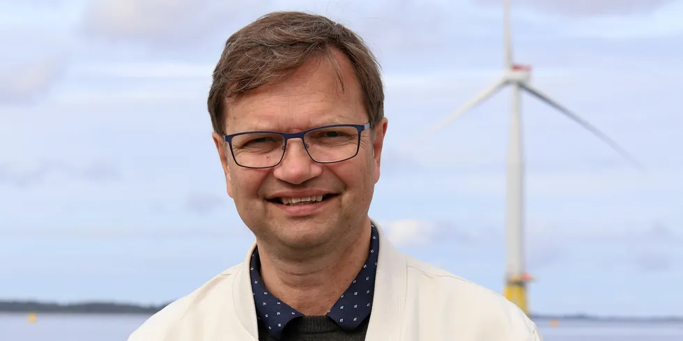 Forsker Hans Christian Bolstad ved Sintef Energi tror komponenter til bølgekraftverk må standardiseres slik at «alle» leverandører produserer like komponenter.