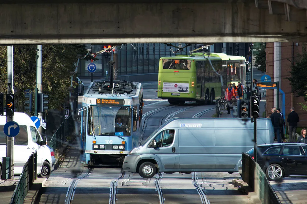 Oslo30.09.2015 Trafikk Oslo sentrum. Trikk Buss Bil Kollektivtransport transport Foto: Per Ståle Bugjerde