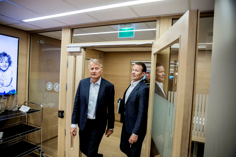 Kommunikasjonsdirektør Thomas Midteide (til høyre) sier DNB tar kritikken fra Finanstilsynet veldig alvorlig. Her med konsernsjef Rune Bjerke. Foto: Fredrik Bjerknes