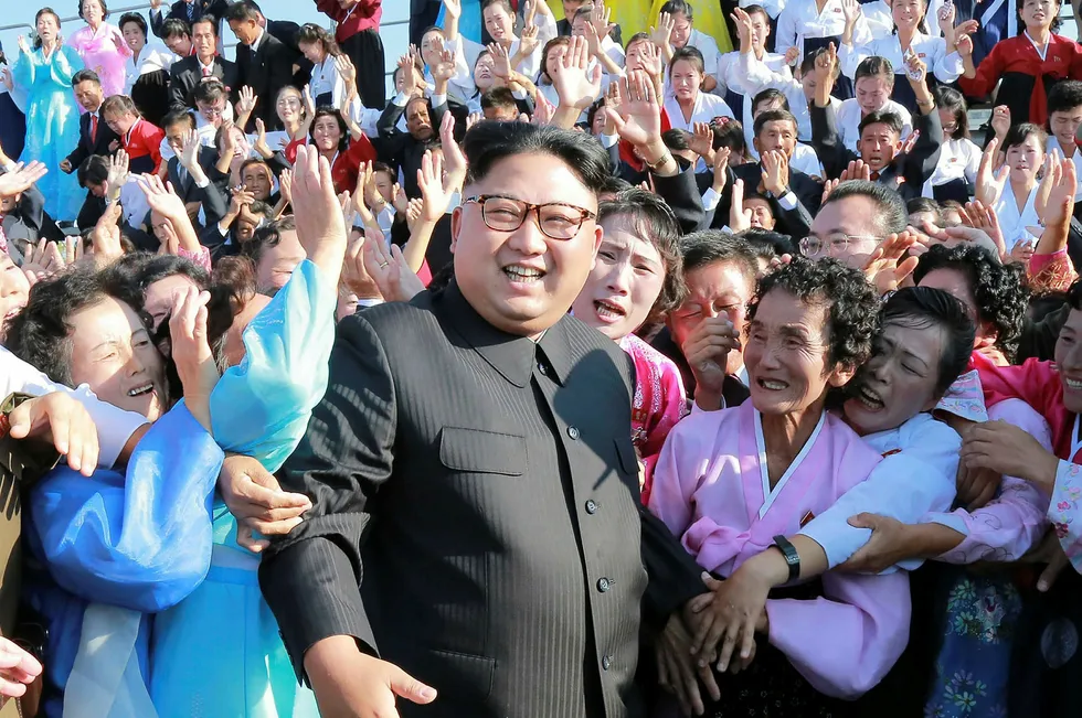 Nye FN-sanksjoner skal stanse det nordkoreanske atomvåpenprogrammet. Denne uken møtte Nord-Koreas leder Kim Jong-un representanter for landets lærere, ifølge nyhetsbyrået KCNA. Foto: KCNA/Reuters/NTB Scanpix