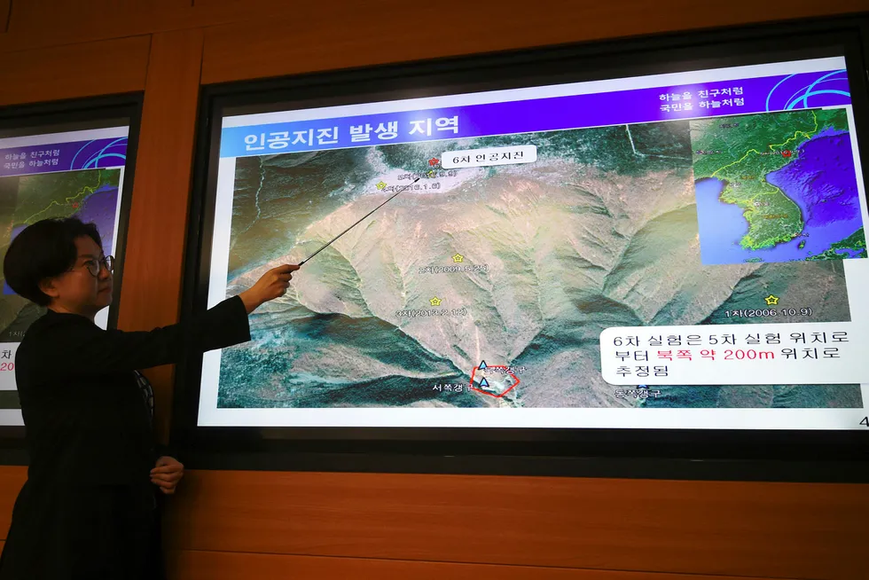 Lee Mi-Seon, ved det nasjonale jordskjelv og vulkansenteret i Seoul viser på et kart over Nord-Korea hvor det kunstige jordskjelvet fant sted. Skjelvingene tyder på en vesentlig kraftigere atomsprengning enn tidligere tester. Foto: JUNG YEON-JE