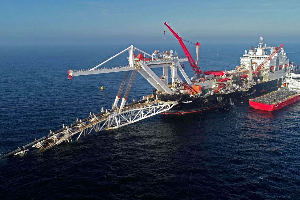 Et skip installerer deler av Nord Stream 2-røret i Østersjøen i 2018.