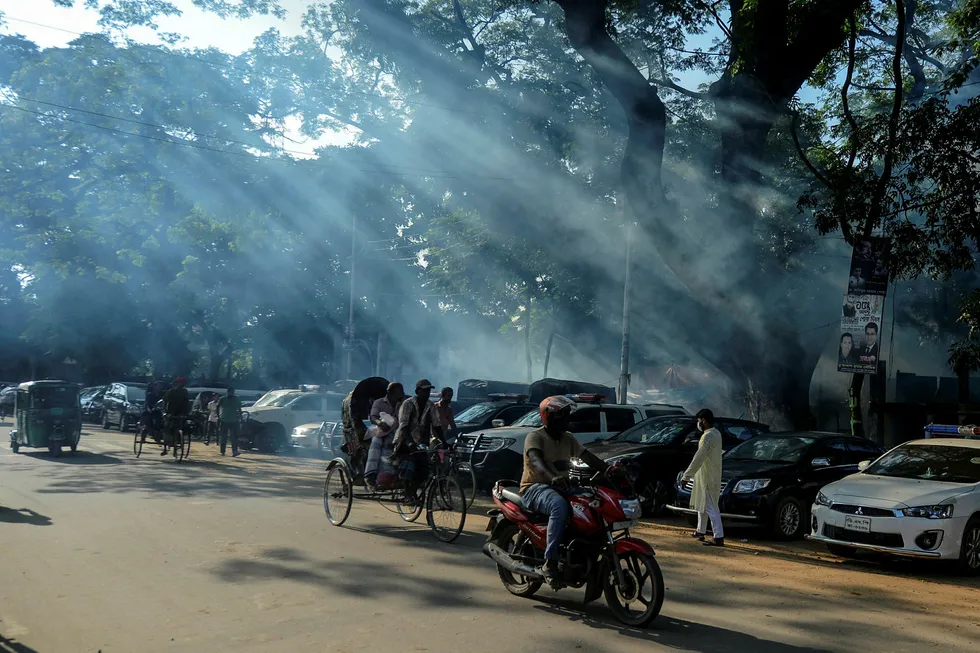 Licensing round delay: motorists and rickshaw pullers make their way on a street in Dhaka