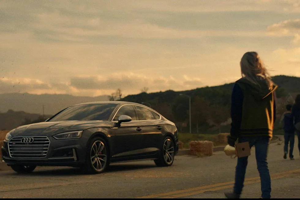 Audis reklamefilm skulle vise at det støtter kvinners rettigheter til likelønn.