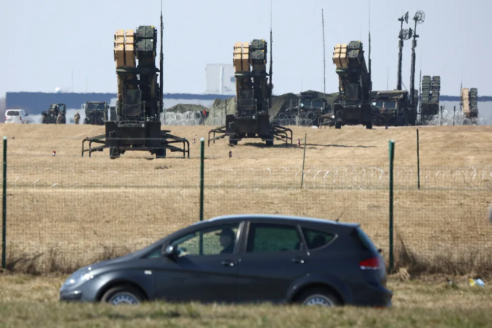 Siden Russland invaderte Ukraina er det større enighet om betydningen av å styrke det forsvarspolitiske samarbeidet, skriver artikkelforfatteren. Bakke-luft-missiler utplassert på Rzeszow-Jasionka Airport sørøst i Polen 24. mars.