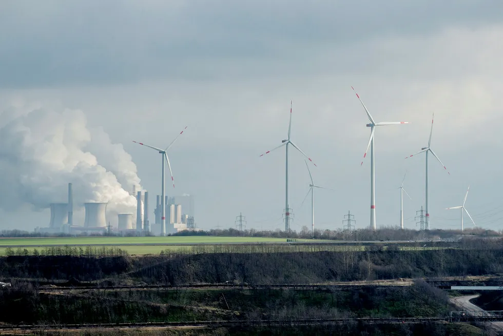 Vindkraft står for en stadig større del av kraftproduksjonen i Europa, men fortsatt er kullkraftverkene i drift – som i Tyskland, der dette bildet er tatt. Utveksling av elektrisk kraft mellom Norge og Danmark, har hatt en betydelig positiv effekt for vern av klimaet.