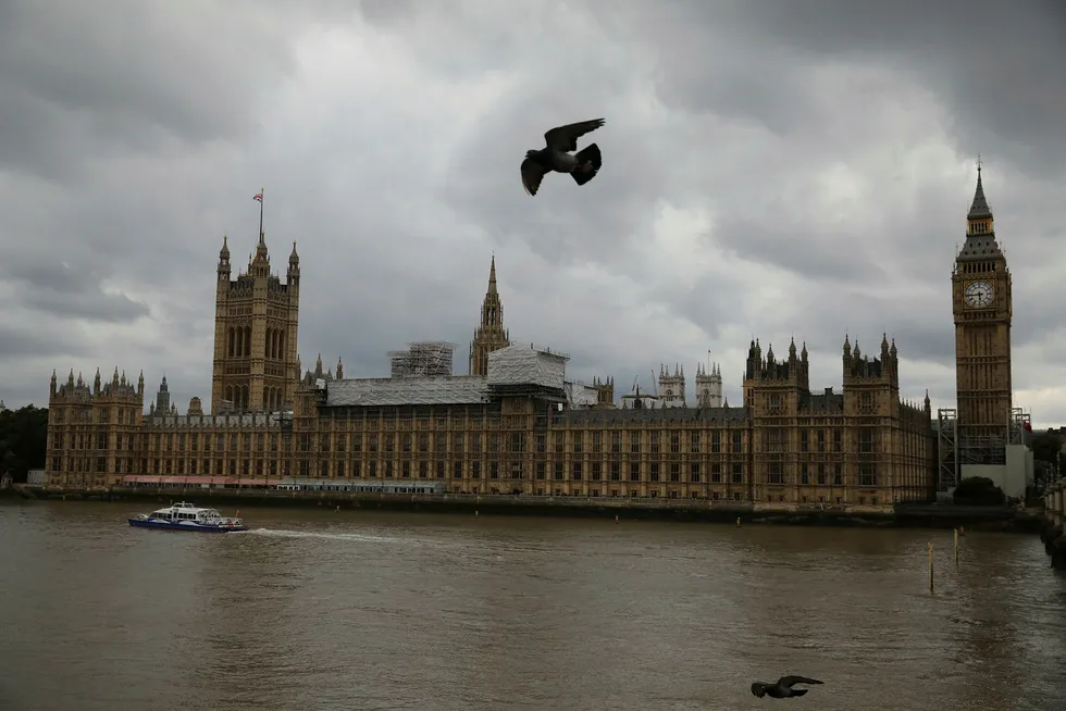 Det britiske parlamentet er et yndet mål for turister, men området rundt har også vært åsted for terror. Foto: MARKO DJURICA