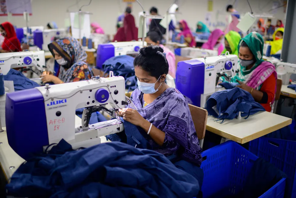 I Bangladesh produseres klær for hele verden. Klesindustrien er den fjerde største utslippskilden til CO2 i EU og står for 10 prosent av utslippene på verdensplan.
