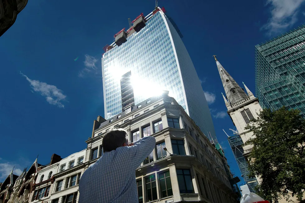 Med oppkjøpet av «Walkie-Talkie»-bygningen (bildet) i London i fjor, satte investorer fra Hong Kong ny prisrekord. Foto: afp PHOTO / Leon Neal