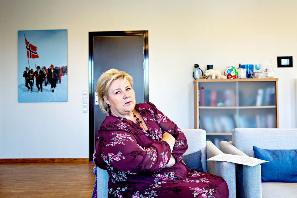 Statsminister Erna Solberg la fredag kveld i forrige uke frem sitt ultimatum, og krevde svar fra de andre partiene. Etter at Frp og KrF sa nei, ble det gjort en endring i skissen.
