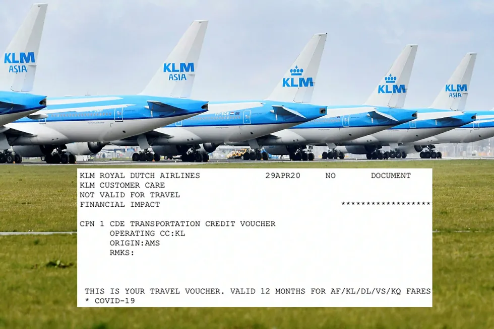 KLM-fly står på bakken ved Schiphol utenfor Amsterdam. Passasjerene får en tilgodelapp i stedet for pengene tilbake.