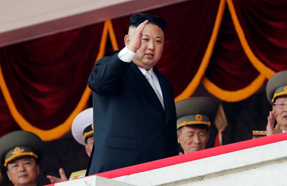 Nord-Korea og leder Kim Jong-Un har havnet i disputt med USA og president Donald Trump. Det har fått investorer til å flytte penger til mer sikre investeringer. Foto: Wong Maye-E/AP/NTB Scanpix