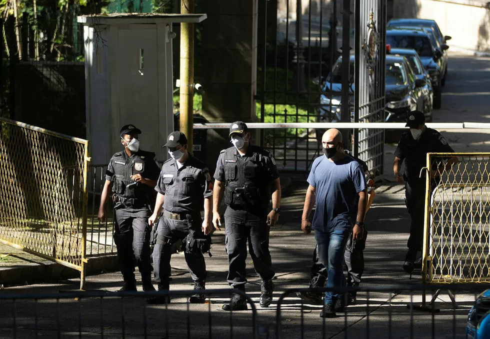 Brasiliansk politi ransaket tirsdag boligen til delstatsguvernøren i Rio de Janeiro som del av etterforskningen av underslag av penger til et feltsykehus.