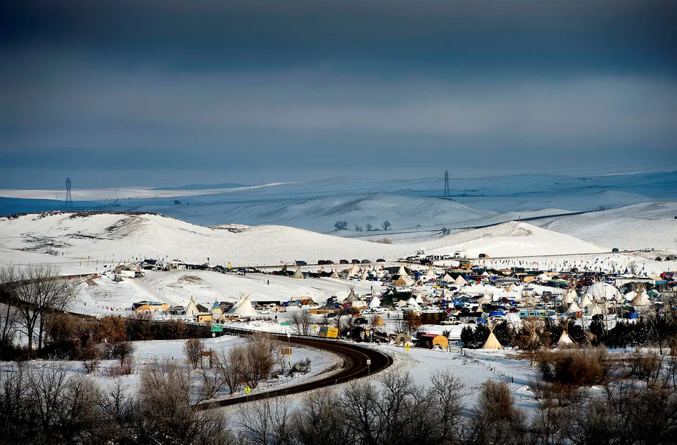 The Oceti Sakowin Camp i Standing Rock har i måneder vært sentrum for urfolkenes protester mot Dakota-rørledningen, der byggearbeidene skimtes i bakgrunnen. Foto: Mikaela Berg