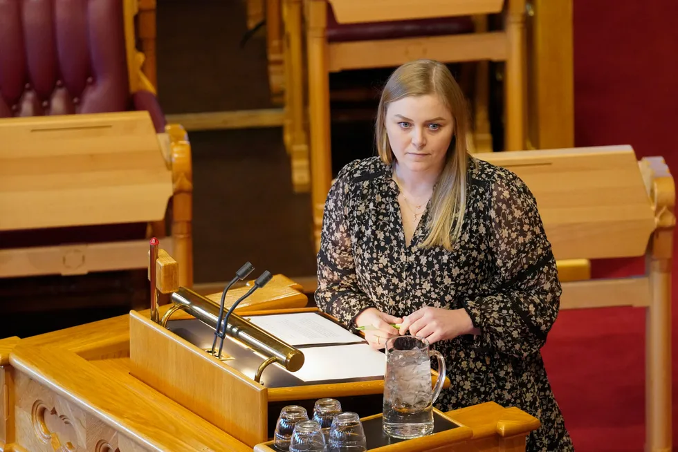 Høyres nestleder Tina Bru mener de nye retningslinjene for innsidelister på Stortinget kan føre til at politikerne blir overforsiktige.