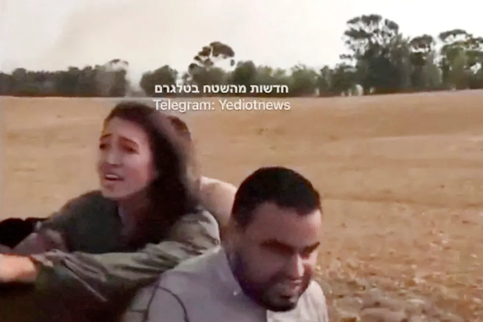 Bildet viser Noa Argamani da hun blir kidnappet av palestinsk milits 7. oktober. Lørdag ble hun befridd av israelske spesialstyrker.