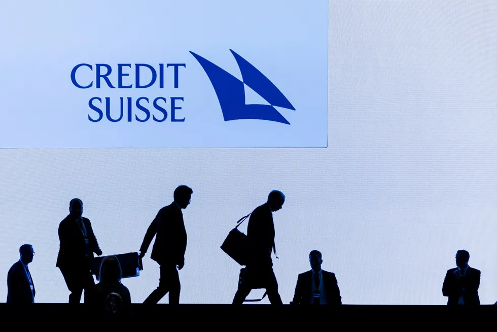 Ledelsen i den fallerte storbanken Credit Suisse forlater den siste generalforsamlingen, som ble avholdt i Zürich 4. april i år.