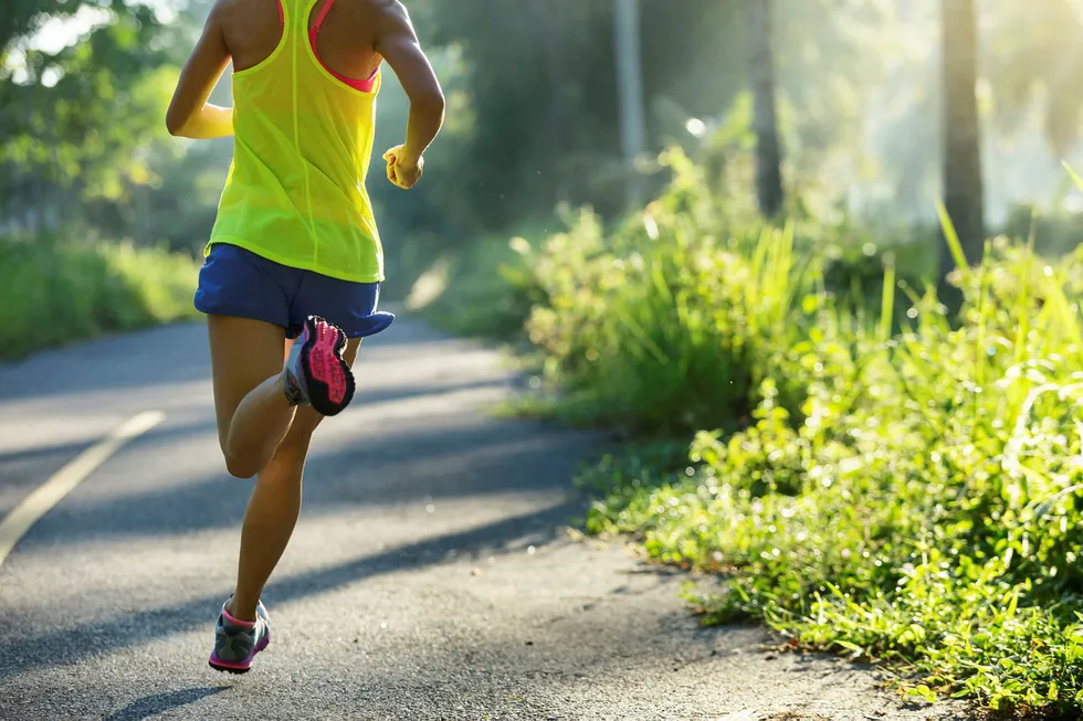 Start løpesesongen forsiktig, og øk treningsmengden etter tiprosentregelen, oppfordrer idrettsfysioterapeut Kristine Berg Marhaug.