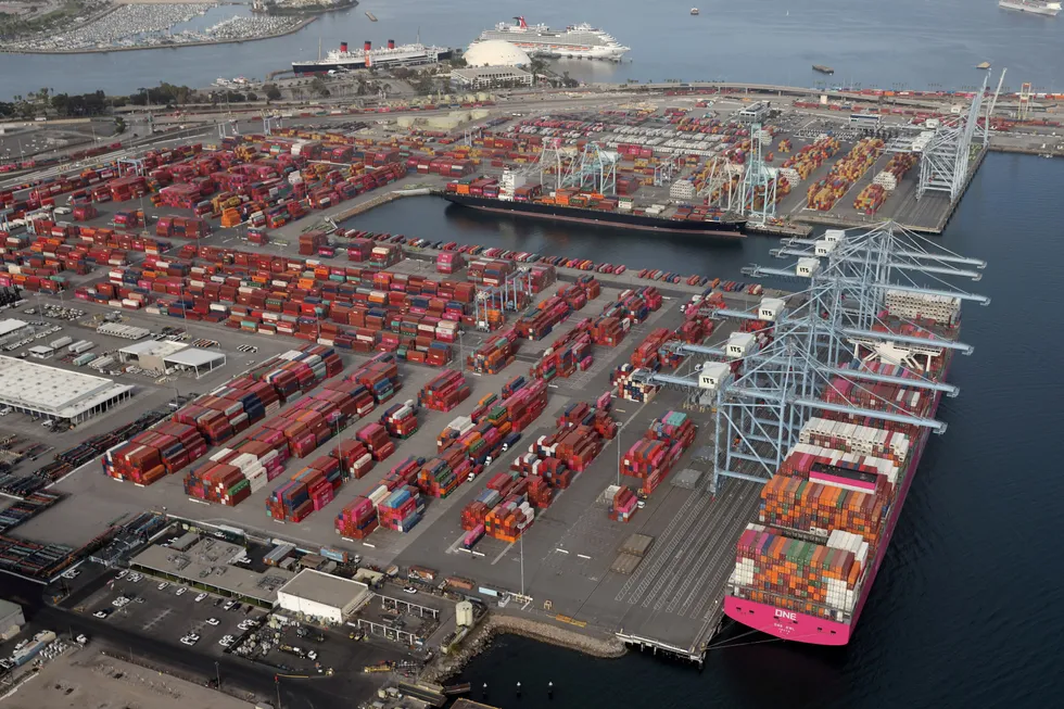 Containerskip fra Asia må vente i inntil tre uker for å kunne legge til ved havnene i California. Aldri tidligere har det kostet mer å frakte varer fra Asia til Nord-Amerika og Europa. Her fra Port of Long Beach like ved Los Angeles.