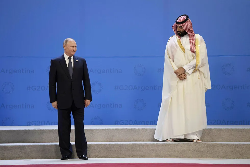 I helgen uttalte Russlands president Vladimir Putin (til venstre) at han hadde blitt enig med Saudi-Arabia om å forlenge samarbeidsavtalen. Her med Saudi Arabias prins Mohammed bin Salman.