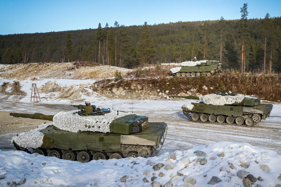 Tre Leopard 2 stridsvogner fra Panserbataljonen holder vakt i forbindelse med militærøvelsen Trident Juncture på Røros i 2018.