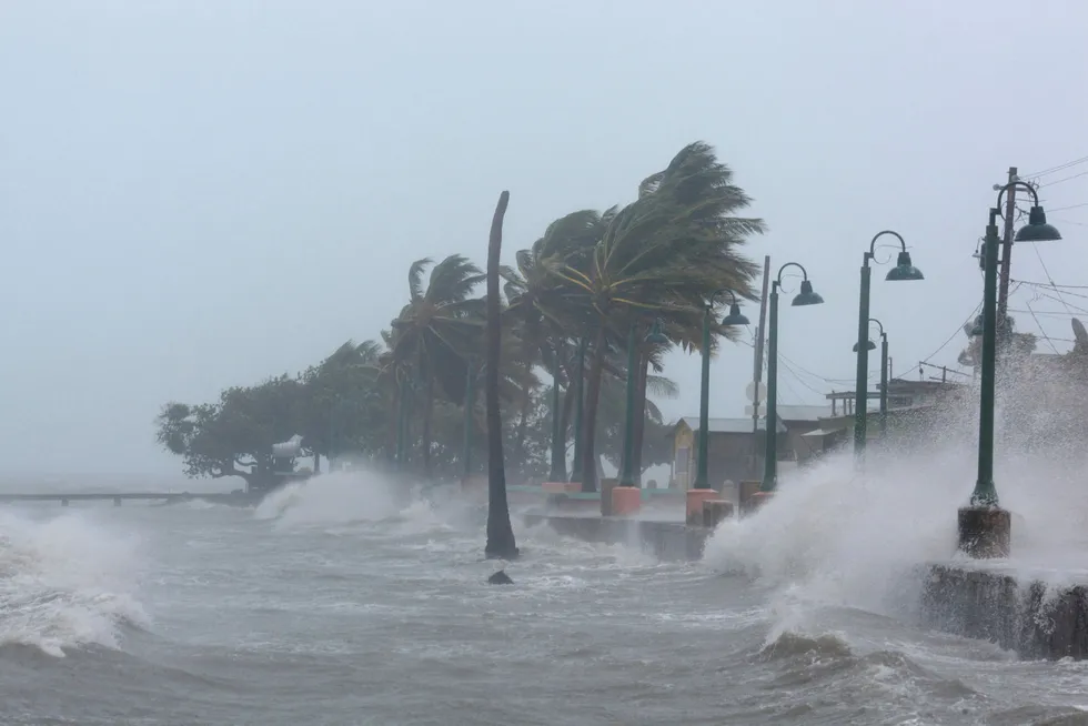 Orkanen Irma treffer land på Puerto Rico med kraftig vind og bølger. Foto: ALVIN BAEZ