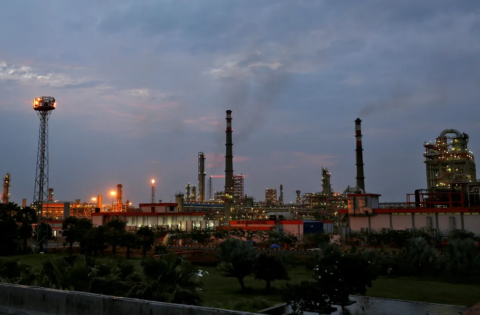Vi skal ikke bli for komfortable med dagens oljepriser, ifølge den britiske banken Barclays. På bildet ses et av Essar Oils raffinerier i India. Foto: Amit Dave/Reuters/NTB Scanpix