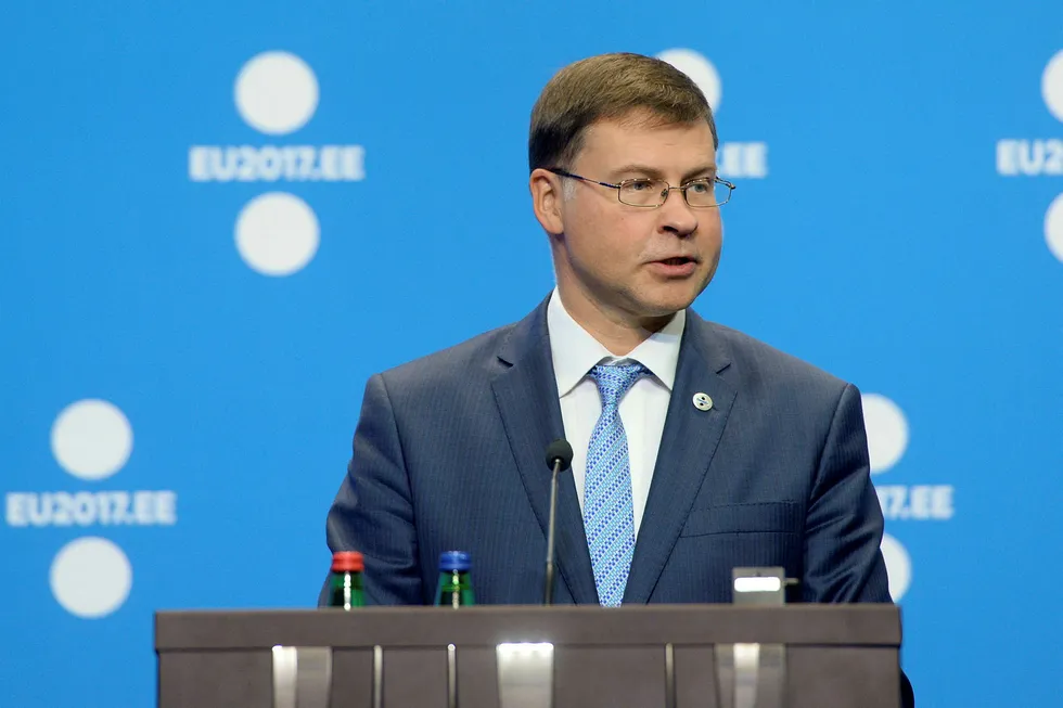 Europakommisjonens visepresident Valdis Dombrovskis er lei av å vente. Foto: RAIGO PAJULA/AFP Photo/NTB Scanpix