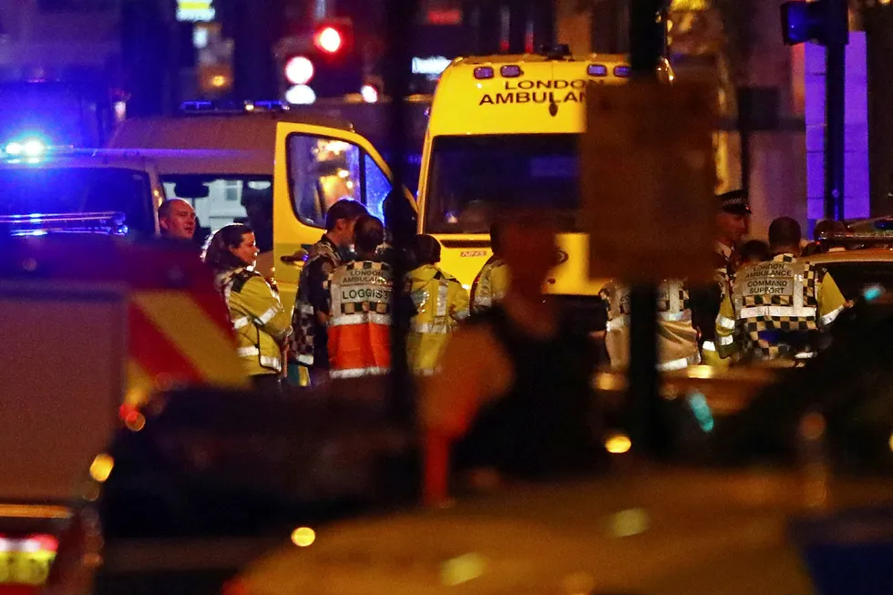En varebil kjørte på fotgjengere nær en moské i Finsbury Park nord i London natt til mandag. Foto: Neil Hall /Reuters/NTB scanpix