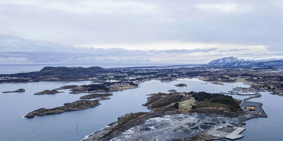 LANDBASERT: Salmon Evolution skal bygge landbasert matfiskanlegg steinbrudd på Indre Harøy i Fræna i Møre og RomsdalFoto: Pressefoto