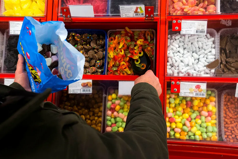 Særavgifter som den norske sukkeravgiften bidrar til at norske matvarer er dyrere enn i våre naboland.