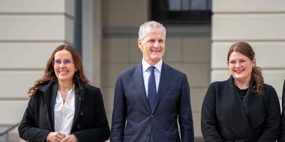 Ny fiskeri- og havminister Marianne Sivertsen Næss, statsminister Jonas Gahr Støre og næringsminister Cecilie Myrseth på Slottsplassen fredag ettermiddag.