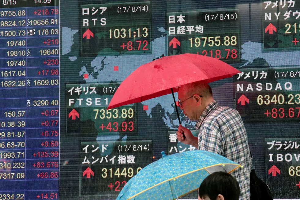 Det har vært en merkbar økning i risikoappetitten i verdens finansmarkeder det siste døgnet. Bildet er av en skjerm i Japans hovedstad Tokyo som viser utviklingen i aksjemarkedene verden over tirsdag. Foto: Shizuo Kambayashi/AP/NTB Scanpix