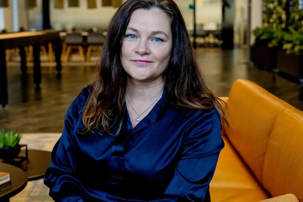 Bank Norwegian-sjef Klara-Lise Aasen får nye eiere, som nå henter rekordobligasjon for å finansiere transaksjonen.