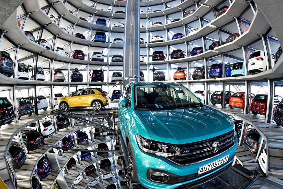 Volkswagen satser på å bli verdensleder i elbilproduksjon og er i ferd med å investere over tilsvarende 2500 milliarder kroner. På produksjonsanlegget i Wolfsburg står ferdige biler klare i et eget biltårn.