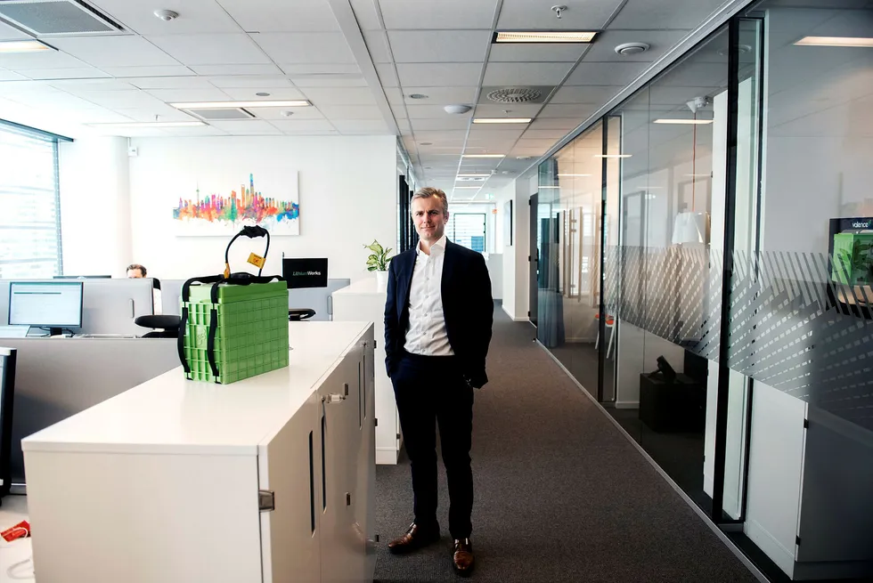 Christian Ringvold jobber både med nytt oppkjøp og ny batterifabrikk til 13 milliarder kroner i Lithium Werks, her på Oslo-kontoret. Det grønne batteriet er av typen de produserer.